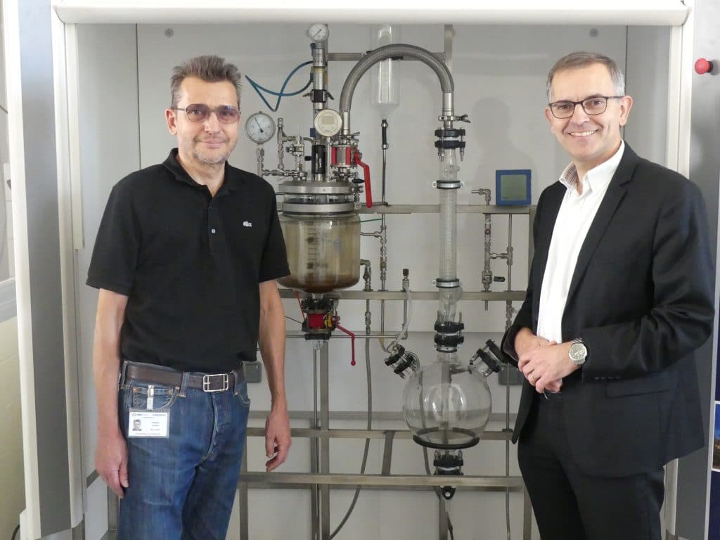 Romain Ferrari co-fondateur de Polyloop et Olivier Thomas directeur de Kem One plateforme de Balan, devant le pilota laboratoire de Polyloop